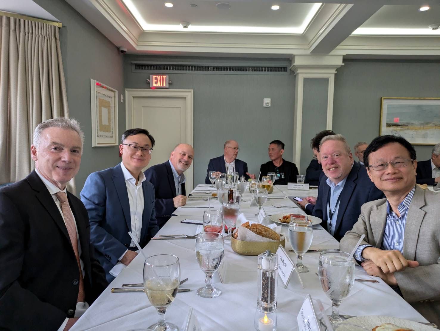 Quantum NIL CEO Sean Lin (second from left) engages in discussions with U.S. quantum Industry professionals regarding technology and market trends.